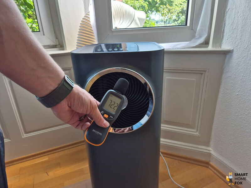 Schallpegelmessung an mobiler Klimaanlage im Schlafzimmer mit Dezibelmessgerät